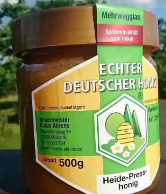 Ein Glas Heidepresshonig aus der Imkerei Ahrens